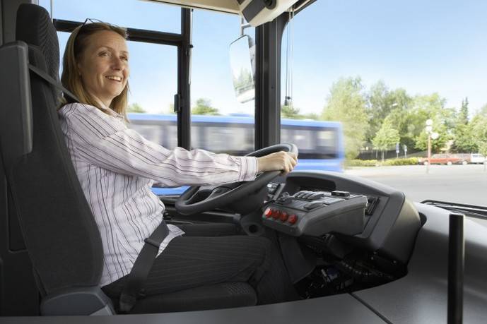 Una mujer conductora de autobús.