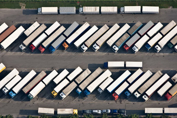 Vista aérea de un parking de camiones.
