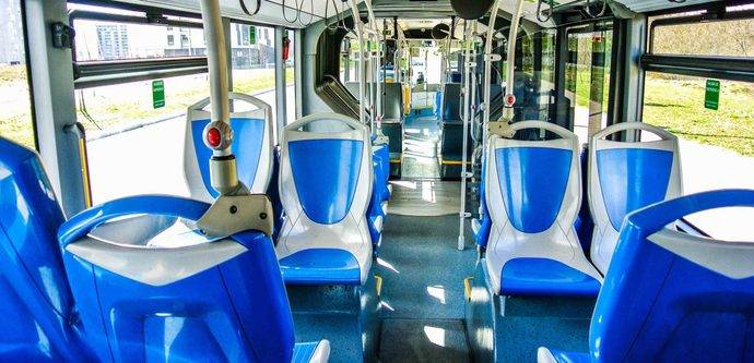 Interior de un autobús de transporte urbano.