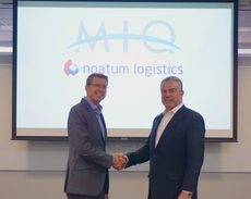El CEO de Noatum Logistics, Rafael Torres junto al presidente de MIQ Noatum Logistics, John Carr.