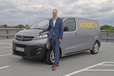 El CEO de Opel, Michael Lohscheller, junto al Opel Vivaro-e.