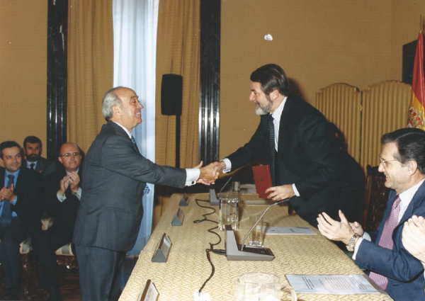 Pablo Martín Berrocal recibe la Medalla al Mértito del Transporte Terrestre, de manos del  entonces Ministro del Interior Jaime Mayor Oreja.