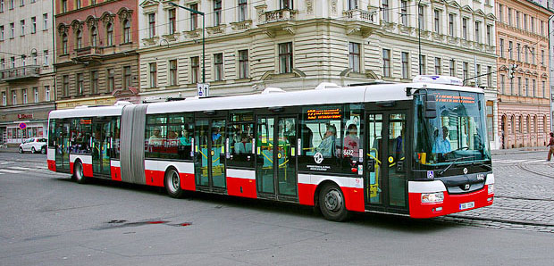 Un autobús articulado circula por las calles de Praga, capital de la República Checa.