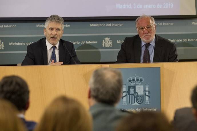 El ministro del Interior, Fernando Grande-Marlaska, y el director general de Tráfico, Pere Navarro, durante la presentación del Balance de Seguridad Vial 2018.