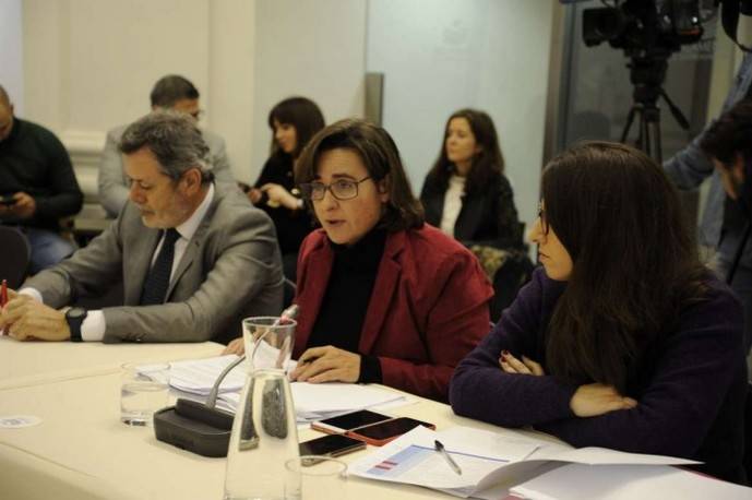 La secretaria general de la Consejería de Movilidad, Transporte y Vivienda de Extremadura, María Luisa Corrales Vázquez, en la Asamblea de Extremadura.