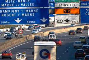 Francia concede un plazo de tres semanas para que los transportistas se adapten a la Ley Macron.