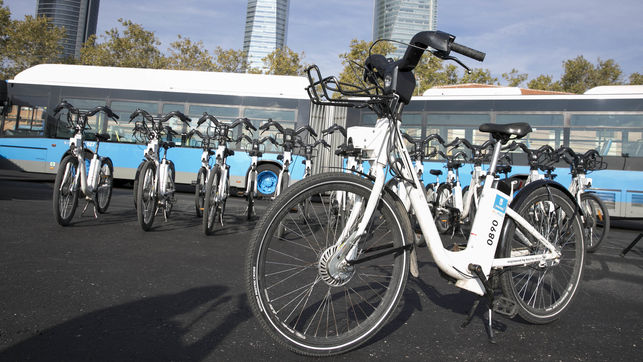 Bicicletas de BiciMAD y un autobús de la EMT de Madrid.