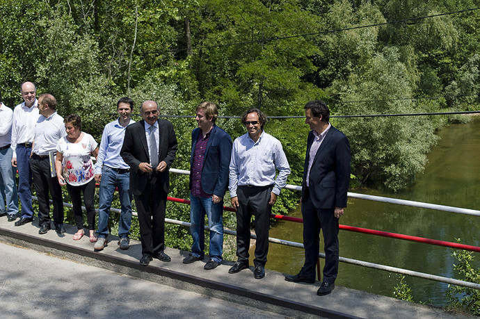 El consejero de Obras Públicas de Cantabria, José María Mazón, supervisa el inicio de las obras de construcción del puente de Golbardo sobre el río Saja. 
