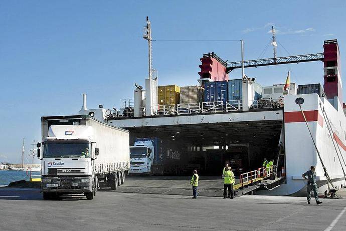 Unos camiones desembarcan de un ferry, en el puerto de Palma.