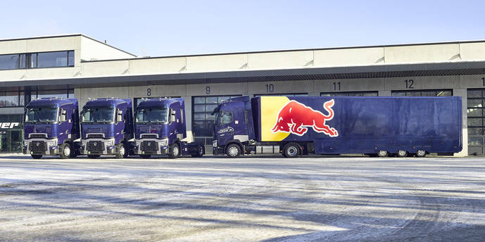 Algunos de los Renault Trucks del equipo Red Bull de F1.