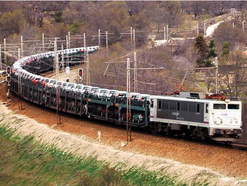 Tren de mercancías de Renfe transportando coches.