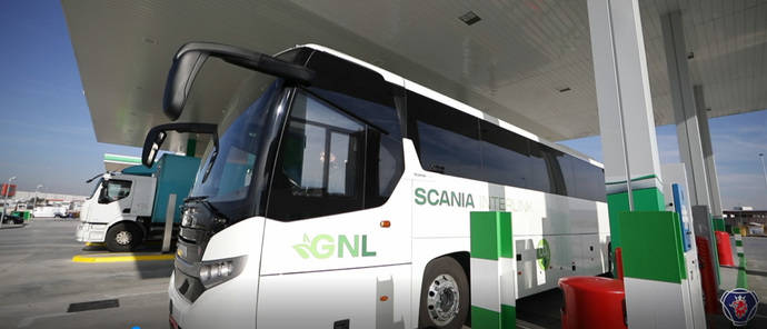 Un autobús de Scania propulsado por GNL hace su repostaje en una gasinera.