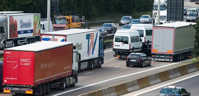 La ley francesa contra el cambio climático impondrá peajes a los camiones en 2024