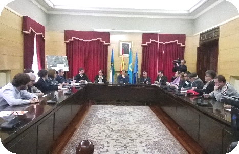 Reunión en la que Belen Fernández comunica a los alcaldes de la Mancomunidad del Valle del Nalón la alternativa del autobús.