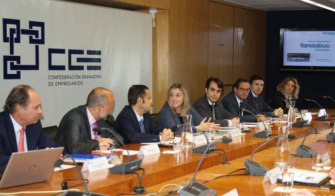 Imagen de la reunión del nuevo Comité Ejecutivo de Fandabus con la Consejera andaluza de Fomento, Infraestructuras y Ordenación del Territorio.