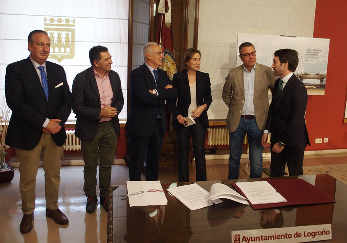 El presidente del Gobierno de La Rioja, José Ignacio Ceniceros; y la alcaldesa de Logroño, Cuca Gamarra, presiden la firma.