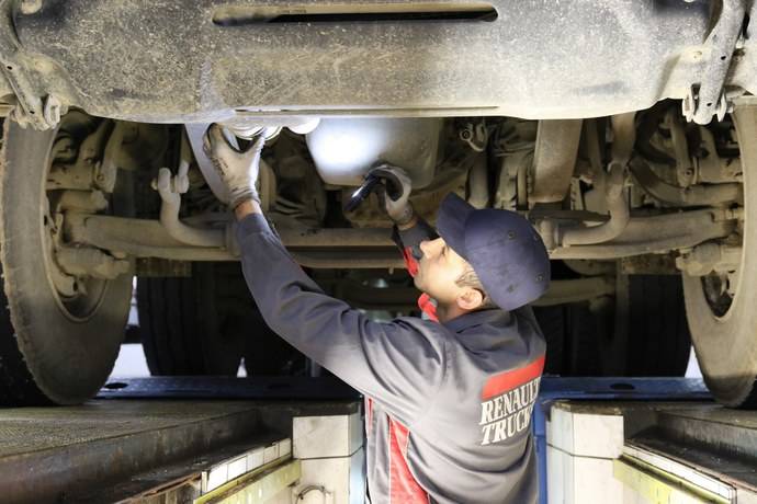 Un mecánico de Renault Trucks trabaja en los bajos de un vehículo.