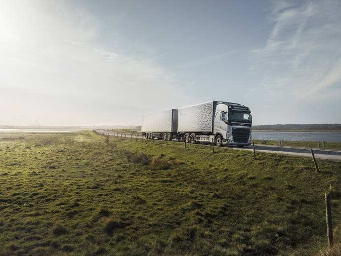 Un camión Volvo circula por una carretera.