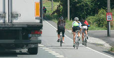 Ciclistas circulando por carreteras españolas