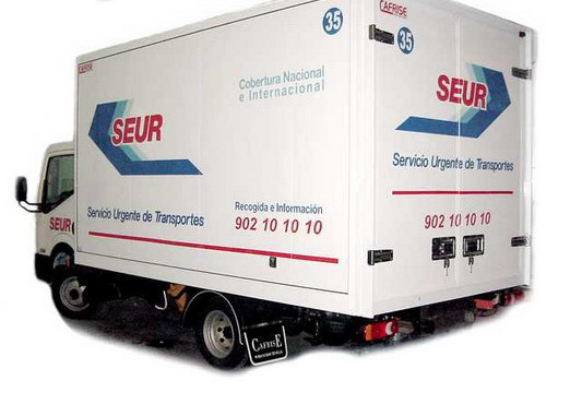 Un camión de reparto de la compañía Seur.