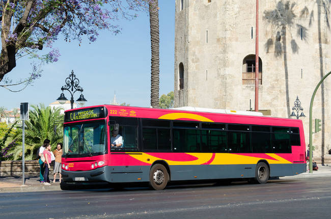 Vehículo de la empresa Tussam circulando por Sevilla