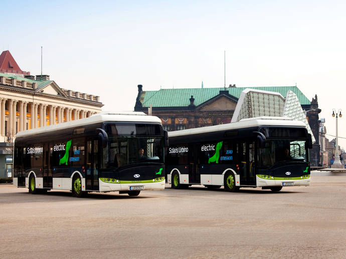 Dos autobuses eléctricos Solaris Urbino 12.