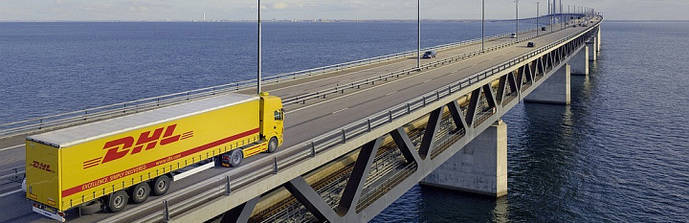 Un camión de DHL cruza un puente.