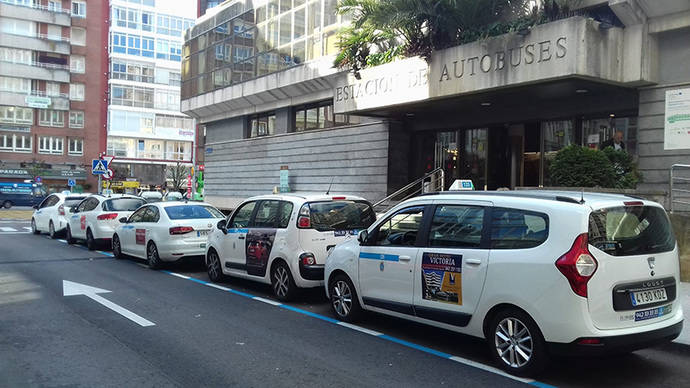 Taxis en la parada de la Estación de Autobuses de Santander.