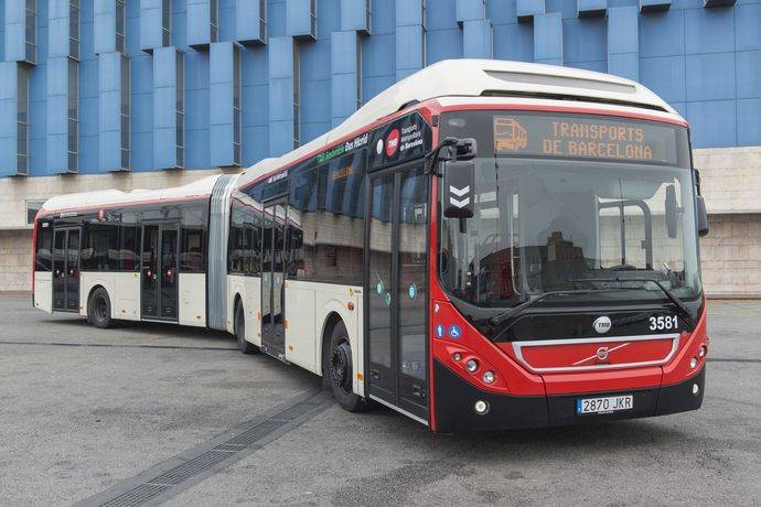TMB incorpora los primeros 27 híbridos articulados a la flota de autobuses