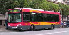 Autobús de Tussam circulando por las calles de Sevilla