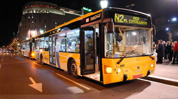 Un autobús nocturno circula por las calles de Barcelona.