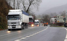 El Gobierno de Navarra no prohibirá de momento la circulación de camiones por la N-121 hacia la frontera