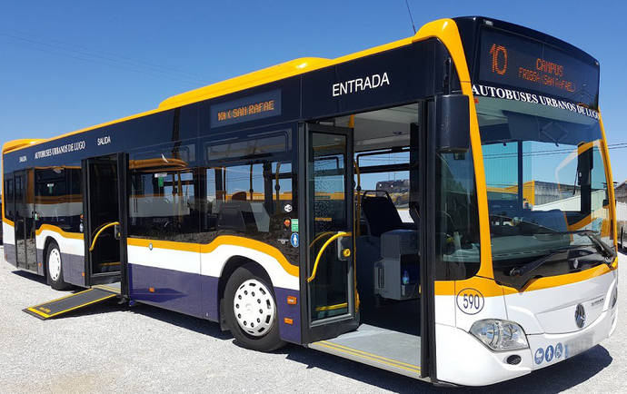 Uno de los nuevos autobuses urbanos de Monbus, con rampa adaptada.