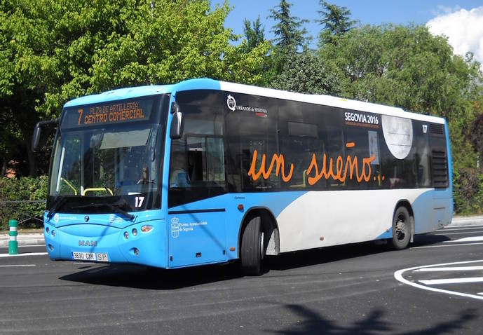 Un autobús urbano de la ciudad de Segovia.