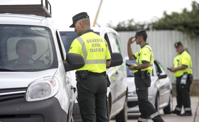 Varios agentes de la Guardia Civil, en un control a distintos vehículos.