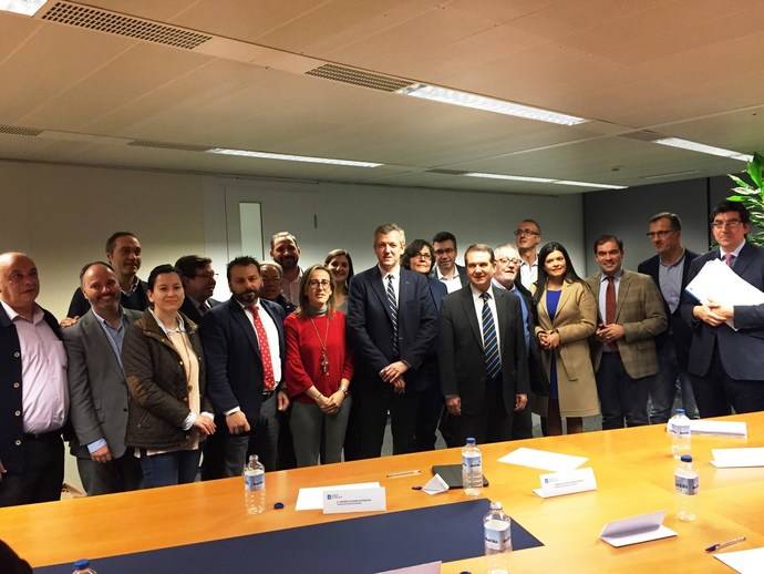 El vicepresidente de la Xunta de Galicia, Alfonso Rueda, en la reunión con los representantes de los ayuntamientos del Área Metropolitana de Vigo.