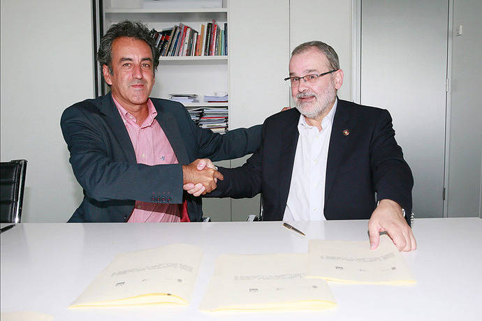 El consejero de Innovación, Industria, Turismo y Comercio, Francisco Martín y el rector de la Universidad de Cantabria, Ángel Pazos, firman el convenio de colaboración.