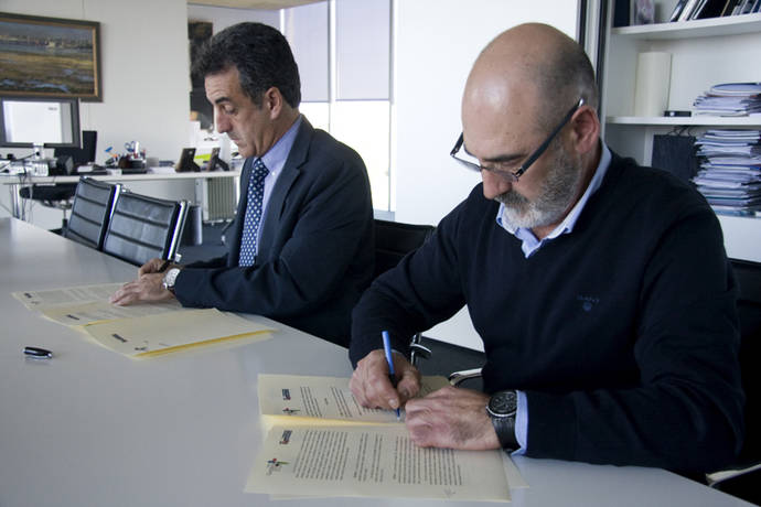 El consejero de Innovación, Industria, Turismo y Comercio, Francisco Martín y el presidente de Asemtrasam, José Vicente González Díaz, durante la firma del convenio.