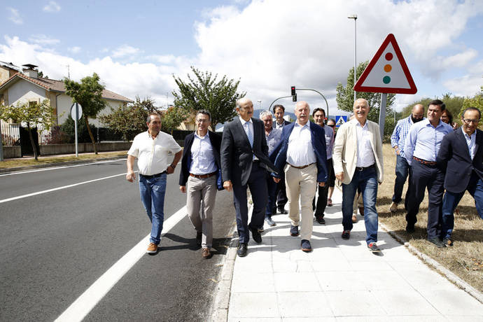 Mazón junto con los alcaldes de Reinosa, Campoo de Enmedio y la Hermandad de Campoo de Suso, en la carretera renovada.