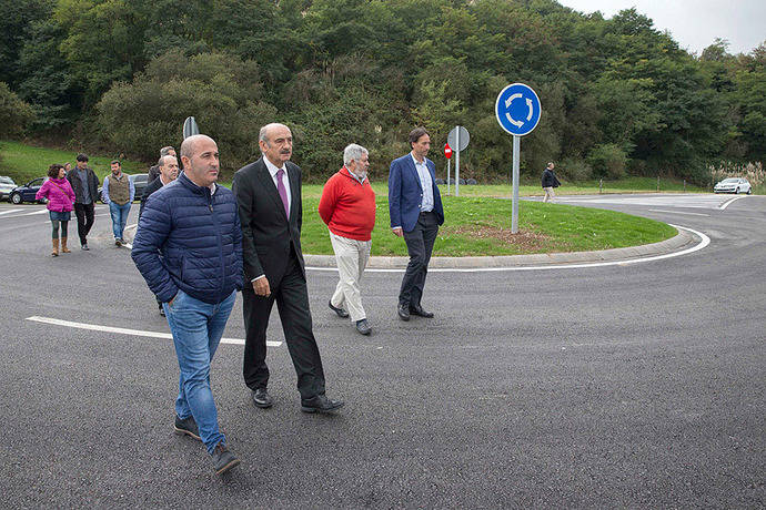 El consejero Mazón y el alcalde de la localidad visitan la obra ejecutada en Cartes.