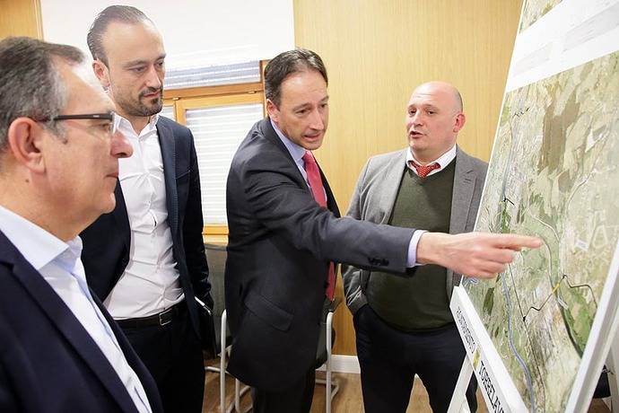 El consejero cántabro de Obras Públicas, Ordenación del Territorio y Urbanismo, José Luis Gochicoa analiza el proyecto con los alcaldes.