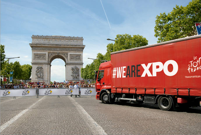 Un camión de XPO Logistics junto al Arco del Triunfo, final de Tour de Francia.