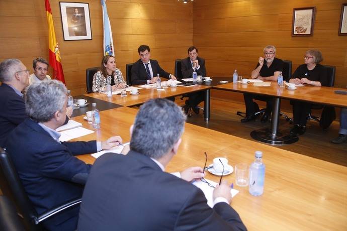 Imagen de la reunión para tratar el tema del transporte escolar en Galicia.