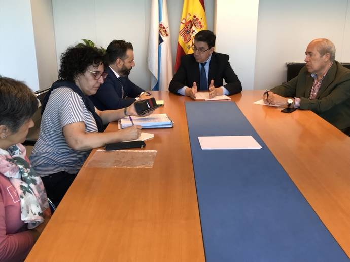 Imagen de la reunión mantenida entre el delegado de la Xunta en Vigo, el alcalde de Gondomar y la asamblea vecinal.