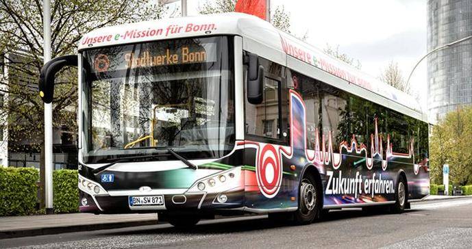 Un autobús eléctrico, prolijamente decorado, recorre las calles de la ciudad alemana de Bonn.