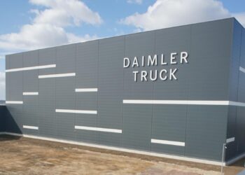 Daimler Truck instala su logotipo en el Global Parts Center de Halberstadt