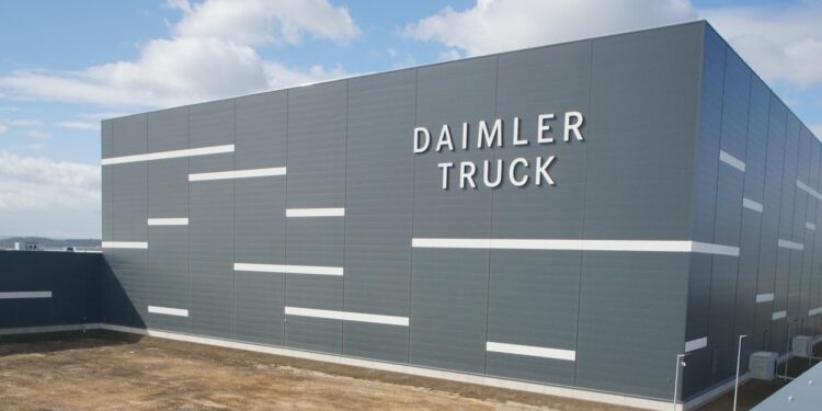 Daimler Truck instala su logotipo en el Global Parts Center de Halberstadt