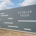 Daimler Truck instala su logotipo en el Global Parts Center de Halberstadt