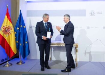 Fernando Marlaska otorga Medalla al Mérito de Seguridad Vial a Carmelo Sanz