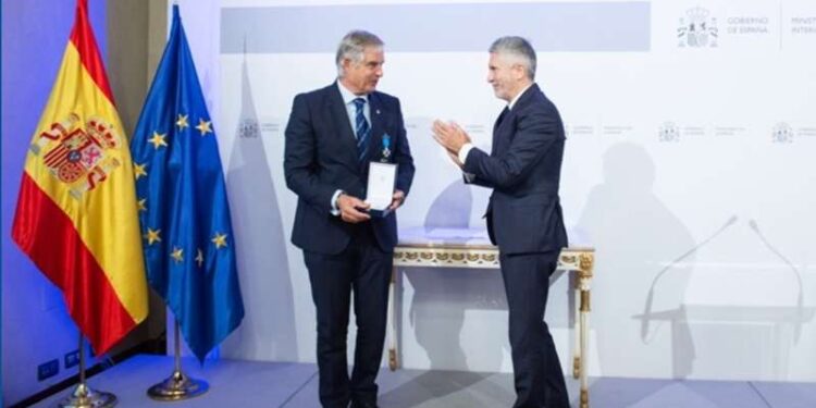 Fernando Marlaska otorga Medalla al Mérito de Seguridad Vial a Carmelo Sanz